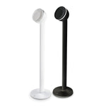 Due supporti per diffusori Focal Dôme Stativ, uno bianco e uno nero, ciascuno con base rotonda e diffusore circolare montato, affiancati su uno sfondo bianco.