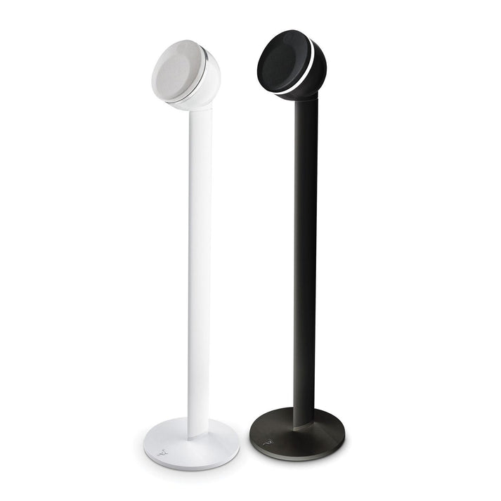Due supporti per diffusori Focal Dôme Stativ, uno bianco e uno nero, ciascuno con base rotonda e diffusore circolare montato, affiancati su uno sfondo bianco.