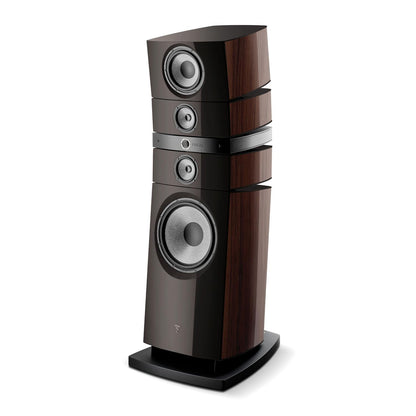 El Focal Grande Utopia EM Evo es un altavoz de suelo de gama alta con un acabado en negro brillante y madera oscura, tres transductores redondos y un diseño elegante y moderno.