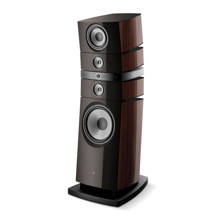 El Focal Grande Utopia EM Evo es un altavoz de suelo de gama alta con un acabado en negro brillante y madera oscura, tres transductores redondos y un diseño elegante y moderno.