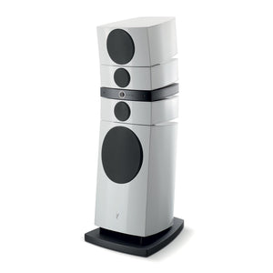 El Focal Grande Utopia EM Evo es un altavoz alto y moderno con transductores circulares negros y diseño segmentado, que ofrece un auténtico sonido HiFi inspirado en la icónica serie.
