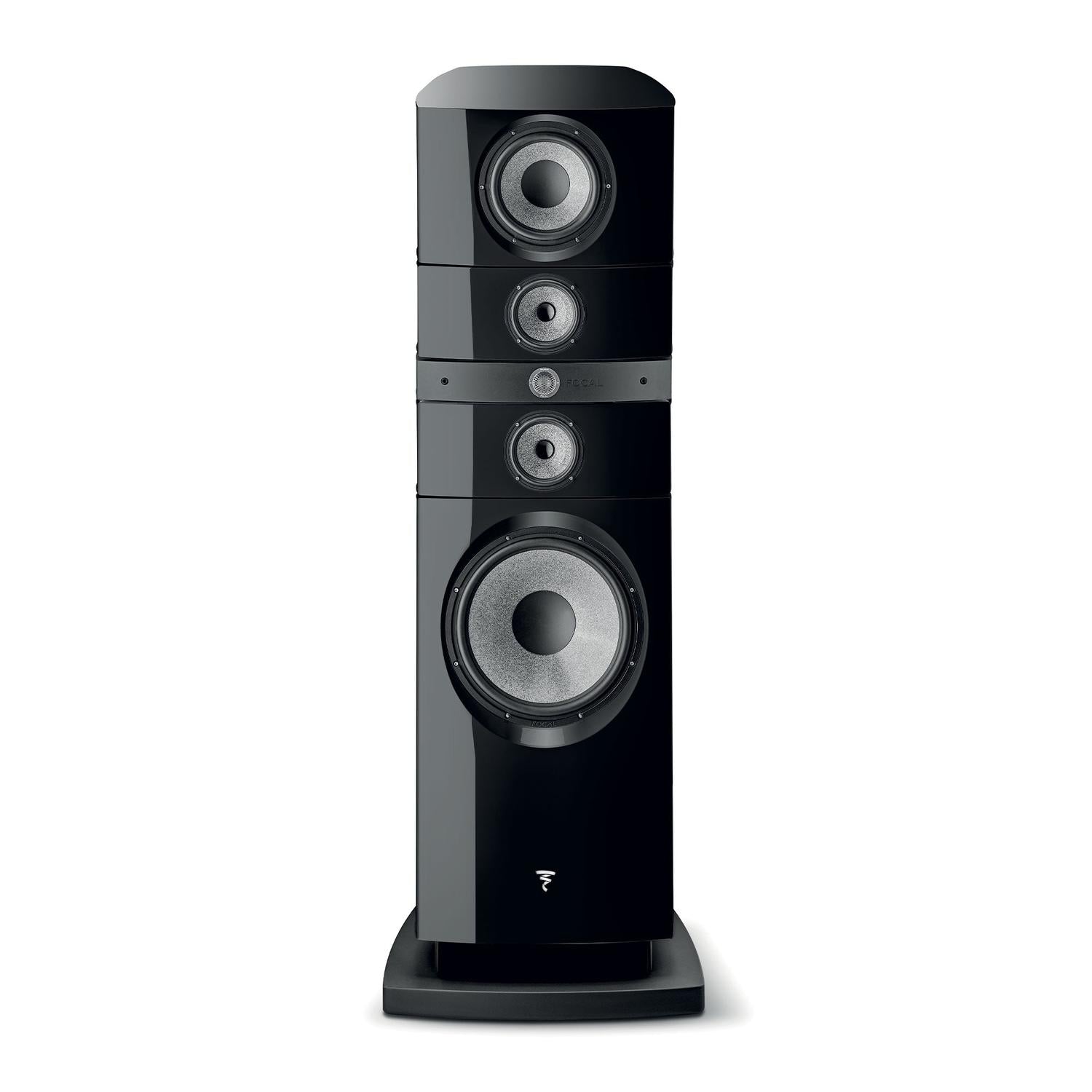 Der Focal Grande Utopia EM Evo, ein hoher schwarzer Lautsprecher mit mehreren Treibern und glänzender Oberfläche, liefert echten HiFi-Sound vor einem weißen Hintergrund.