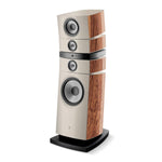 Die Focal Grande Utopia EM Evo hat eine cremefarbene Front, Seitenteile aus Holz, drei runde Treiber und einen eleganten schwarzen Sockel.
