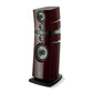 Der Focal Grande Utopia EM Evo ist ein hochwertiger, dunkelrot glänzender HiFi-Lautsprecher mit mehreren Treibern, der auf einem eleganten schwarzen Sockel steht.