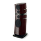 Le Focal Grande Utopia EM Evo est un haut-parleur hi-fi haut de gamme avec une surface en bois foncé brillant, plusieurs haut-parleurs ronds et un design moderne et anguleux sur un socle noir.