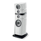 Die Focal Grande Utopia EM Evo ist ein hochwertiger weißer Standlautsprecher mit mehreren Treibern, einem kantigen Design und einer schwarzen Basis auf weißem Hintergrund.