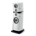 Die Focal Grande Utopia EM Evo ist ein hochwertiger weißer Standlautsprecher mit mehreren Treibern, einem kantigen Design und einer schwarzen Basis auf weißem Hintergrund.