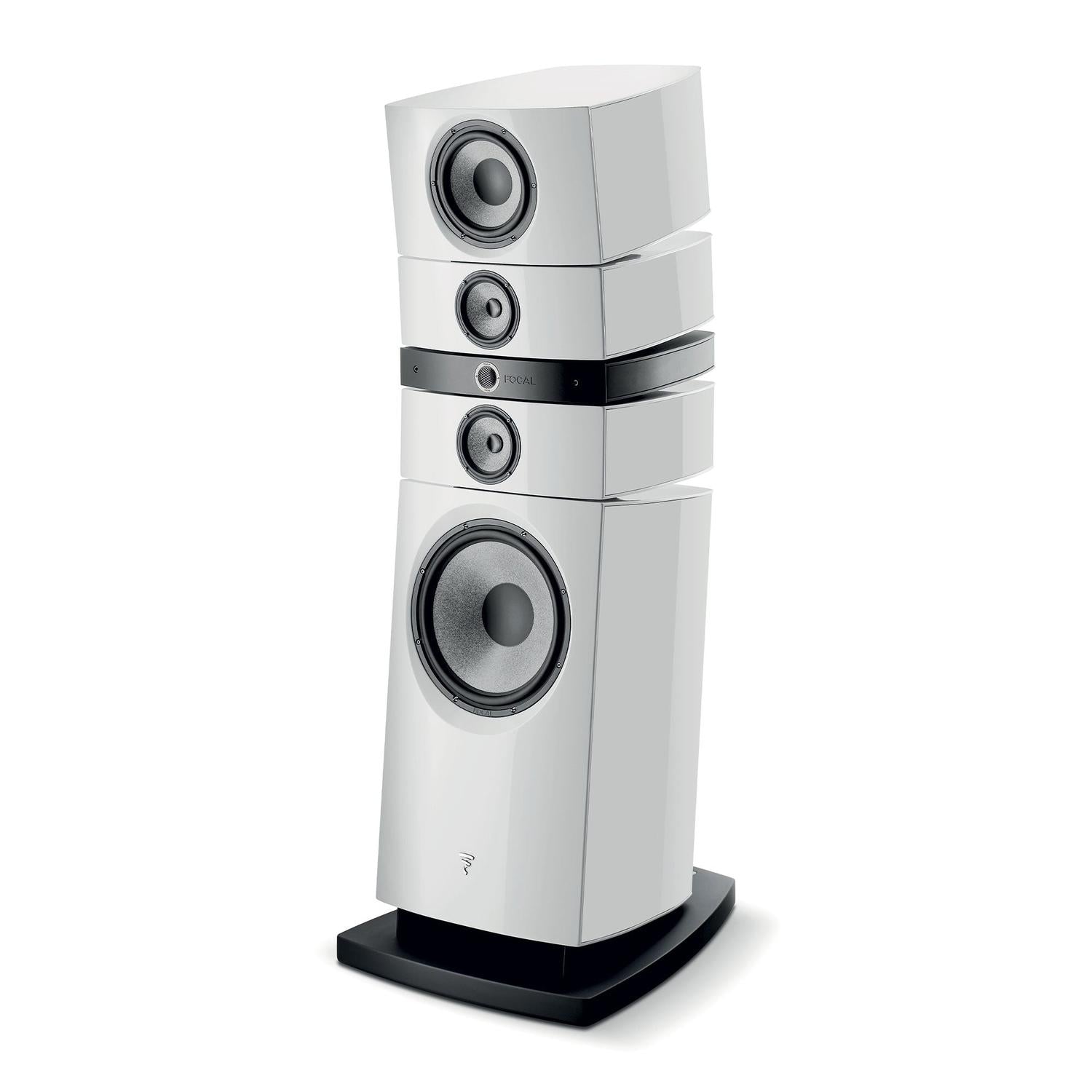 Die Focal Grande Utopia EM Evo ist ein hochwertiger weißer Standlautsprecher mit mehreren Treibern, einem kantigen Design und einer schwarzen Basis auf weißem Hintergrund.