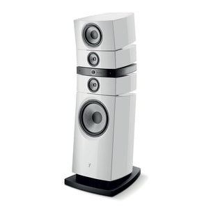 El Focal Grande Utopia EM Evo es un altavoz de suelo blanco de primera calidad con varios transductores, un diseño angular y una base negra, que se muestra sobre un fondo blanco.