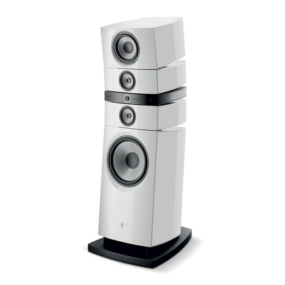 Die Focal Grande Utopia EM Evo ist ein hochwertiger weißer Standlautsprecher mit mehreren Treibern, einem kantigen Design und einer schwarzen Basis auf weißem Hintergrund.