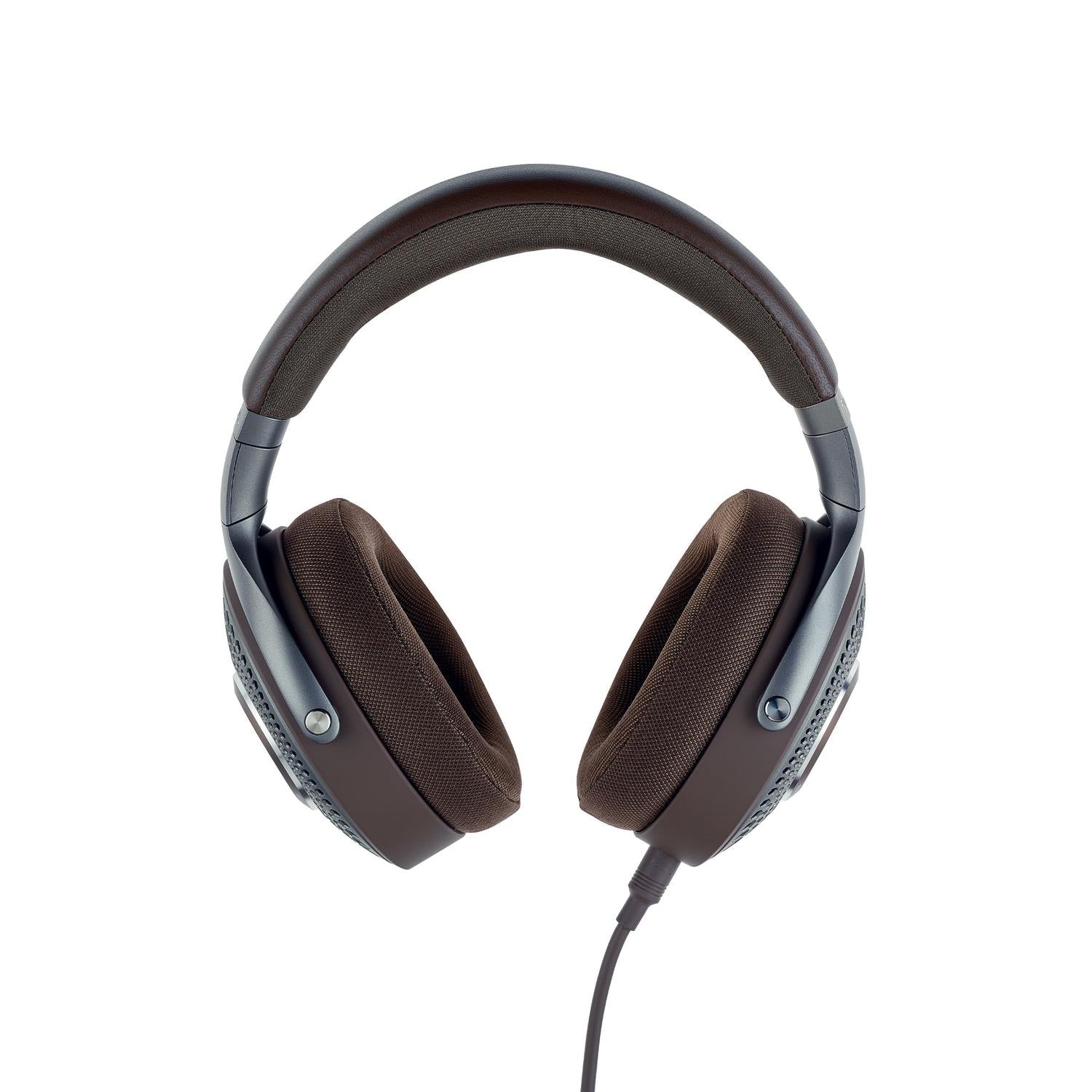 De Focal Hadenys hoofdtelefoon heeft bruine oorkussens en hoofdband, die hifi-geluid met open achterkant combineren met hoog comfort.