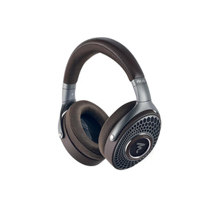 Los auriculares abiertos Focal Hadenys, en negro y plateado, presentan orejeras con rejilla de malla y una diadema acolchada para mayor comodidad, mostrados sobre fondo blanco.