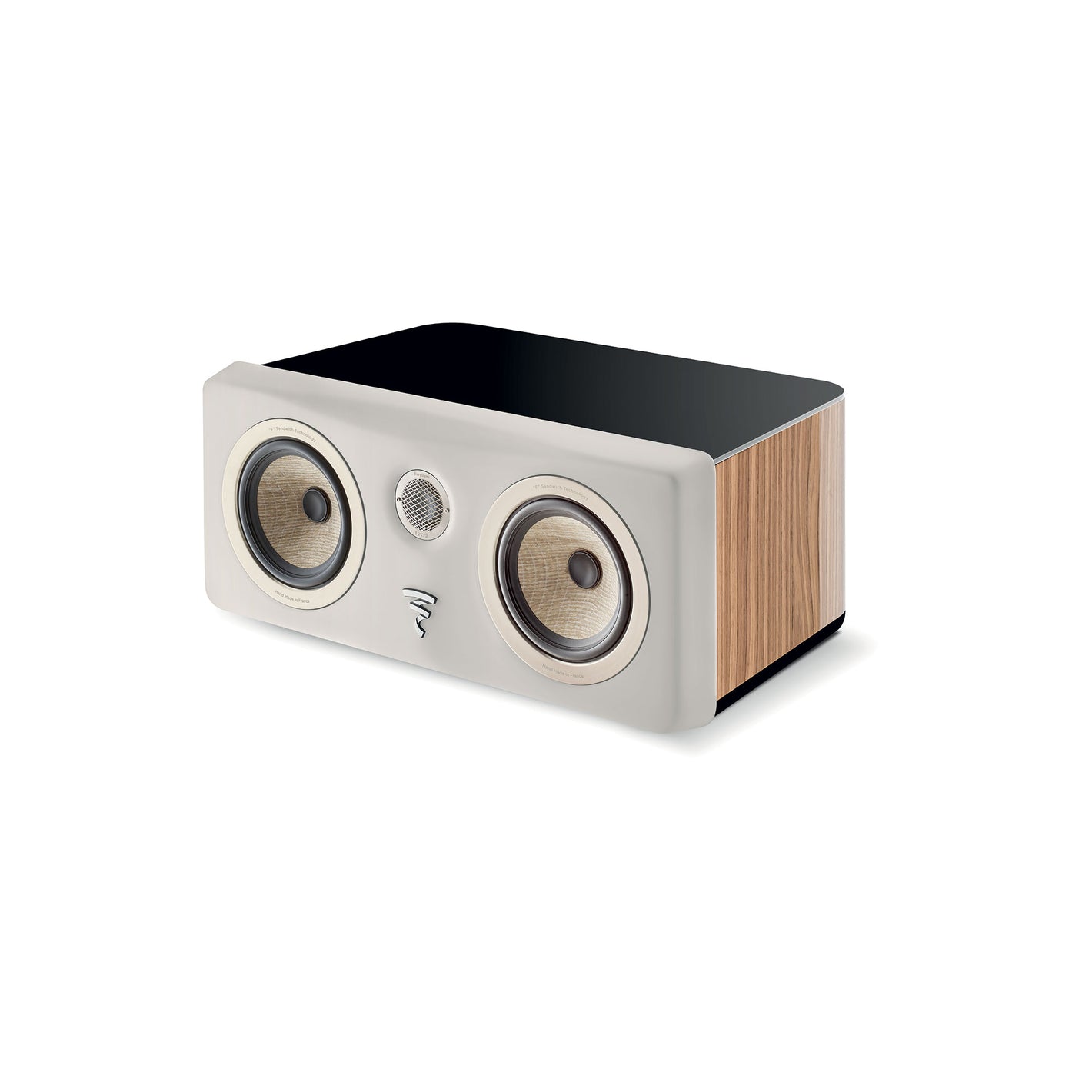 El Focal Kanta CC Center es un altavoz de cine en casa rectangular con dos transductores redondos, tweeter central, membrana de lino, frontal claro, laterales con textura de madera y parte superior negra brillante.