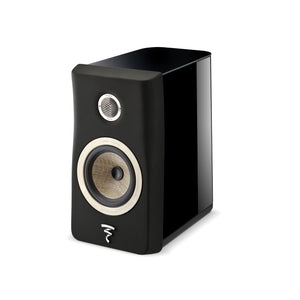 El Focal Kanta N°1 es un moderno altavoz compacto negro de 2 vías con un woofer y un tweeter circulares, laterales brillantes y un suave panel frontal mate.