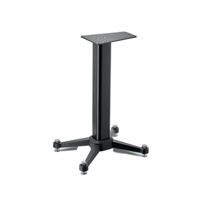 La Focal Kanta N°1 Stativ es una base de mesa pedestal de metal negro con una placa de montaje rectangular y cuatro patas, cada una de las cuales termina en un pie ajustable.