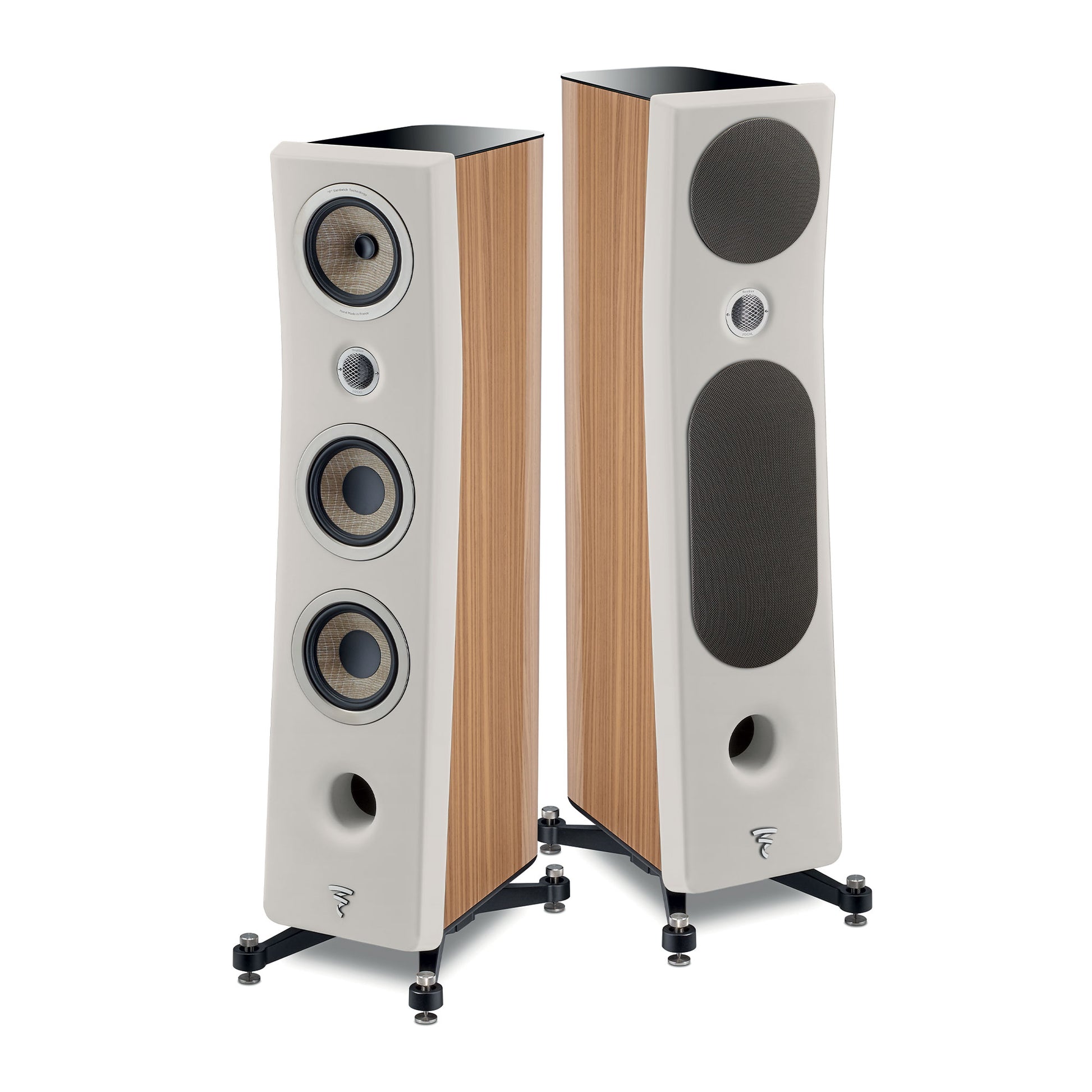 Zwei hohe, moderne Focal Kanta N°2-Lautsprecher mit hellen Holzseiten, weißen Fronten und schwarzen Ständern; einer hat ein Gitter, das die Treiber abdeckt.