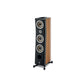 El Focal Kanta N°2 es un altavoz de suelo alto de 3 vías con un frontal negro, tres grandes transductores redondos, un tweeter central y laterales con paneles de madera.