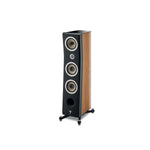 El Focal Kanta N°2 es un altavoz de suelo alto de 3 vías con un frontal negro, tres grandes transductores redondos, un tweeter central y laterales con paneles de madera.