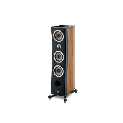 El Focal Kanta N°2 es un altavoz de suelo alto de 3 vías con un frontal negro, tres grandes transductores redondos, un tweeter central y laterales con paneles de madera.