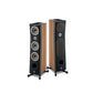 Die Focal Kanta N°2 sind moderne 3-Wege-Standlautsprecher mit schwarzer Front, holzvertäfelten Seiten, mehreren Treibern und Metallfüßen für High-Fidelity-Sound.