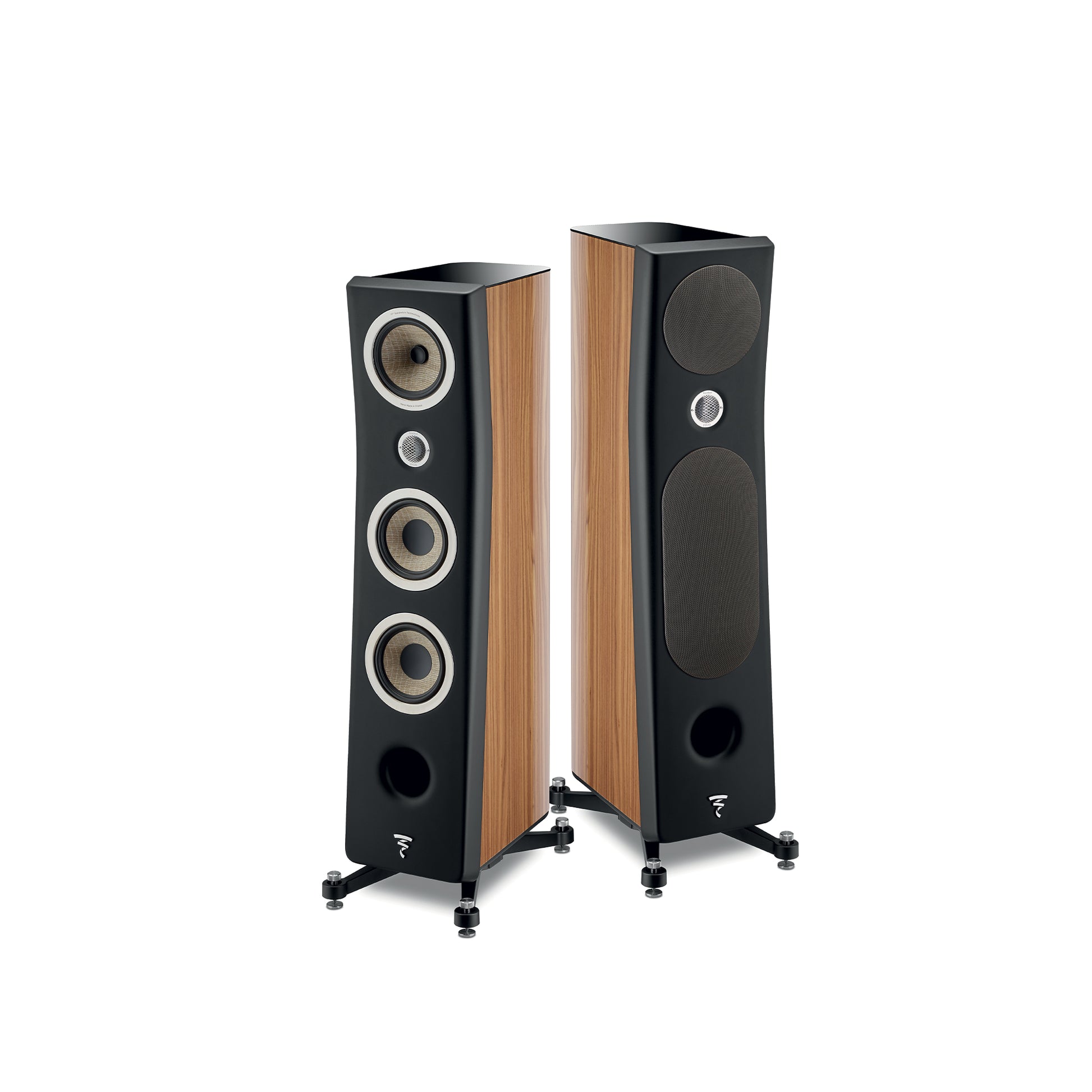 Die Focal Kanta N°2 sind moderne 3-Wege-Standlautsprecher mit schwarzer Front, holzvertäfelten Seiten, mehreren Treibern und Metallfüßen für High-Fidelity-Sound.