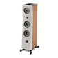 Die Focal Kanta N°2 ist eine moderne 3-Wege-Standbox mit geschwungener weißer Front, Holzseiten, vier Treibern und schwarzem Sockel.