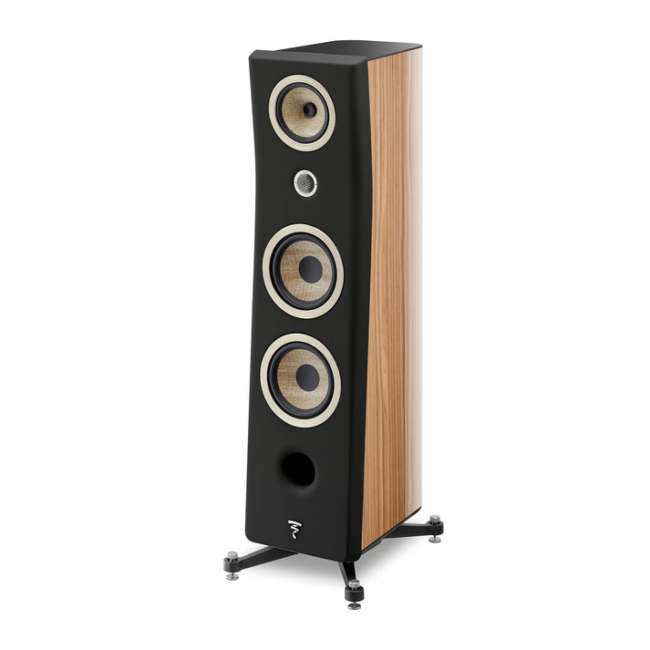 Der Focal Kanta N°3 ist ein moderner HiFi-Lautsprecher mit schwarzer Front, drei runden Treibern, holzverkleideten Seiten und Metallfüßen.