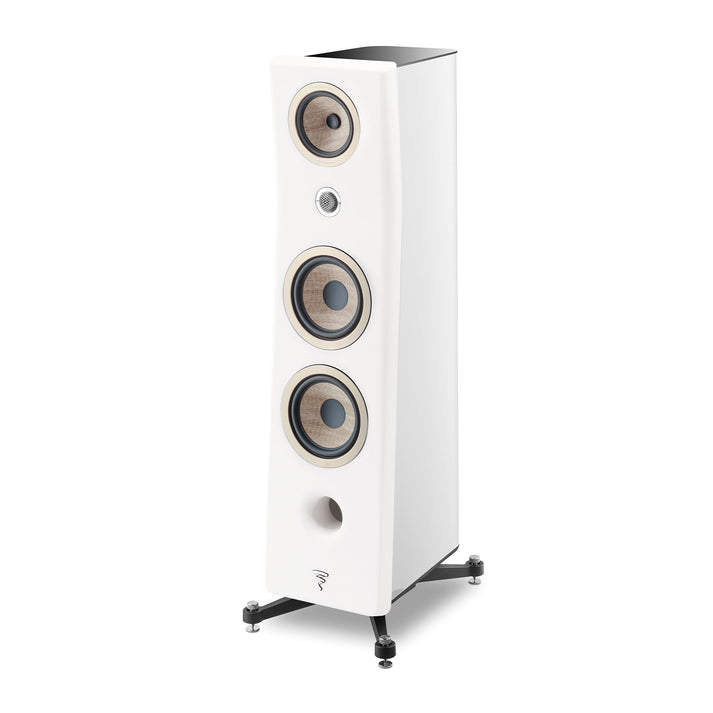 Die Focal Kanta N°3 ist eine hohe, weiße 3-Wege-Standbox mit drei großen Treibern und vier verstellbaren Füßen - ideal für HiFi-Lautsprecher-Enthusiasten.
