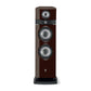 Ein großer, dunkelbrauner Focal Maestro Utopia Evo 3-Wege-Standlautsprecher mit drei silbernen Membranen, schwarzer Basis und Beryllium-Hochtöner, von vorne betrachtet.