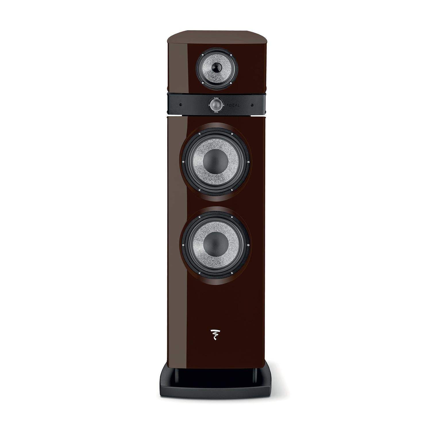 Ein großer, dunkelbrauner Focal Maestro Utopia Evo 3-Wege-Standlautsprecher mit drei silbernen Membranen, schwarzer Basis und Beryllium-Hochtöner, von vorne betrachtet.