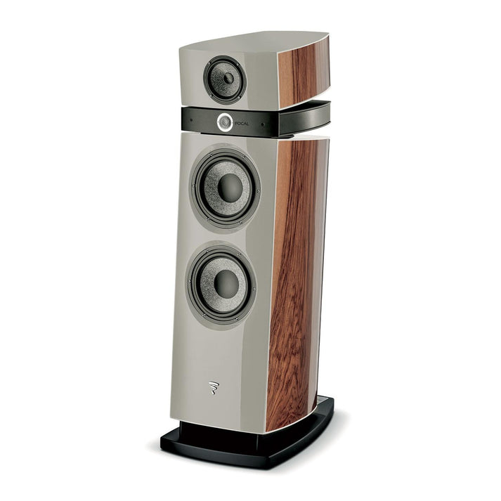 Die Focal Maestro Utopia Evo ist ein moderner 3-Wege-Standlautsprecher mit glänzender Oberfläche, Holzseitenteilen und drei sichtbaren Treibern, darunter ein Beryllium-Hochtöner.