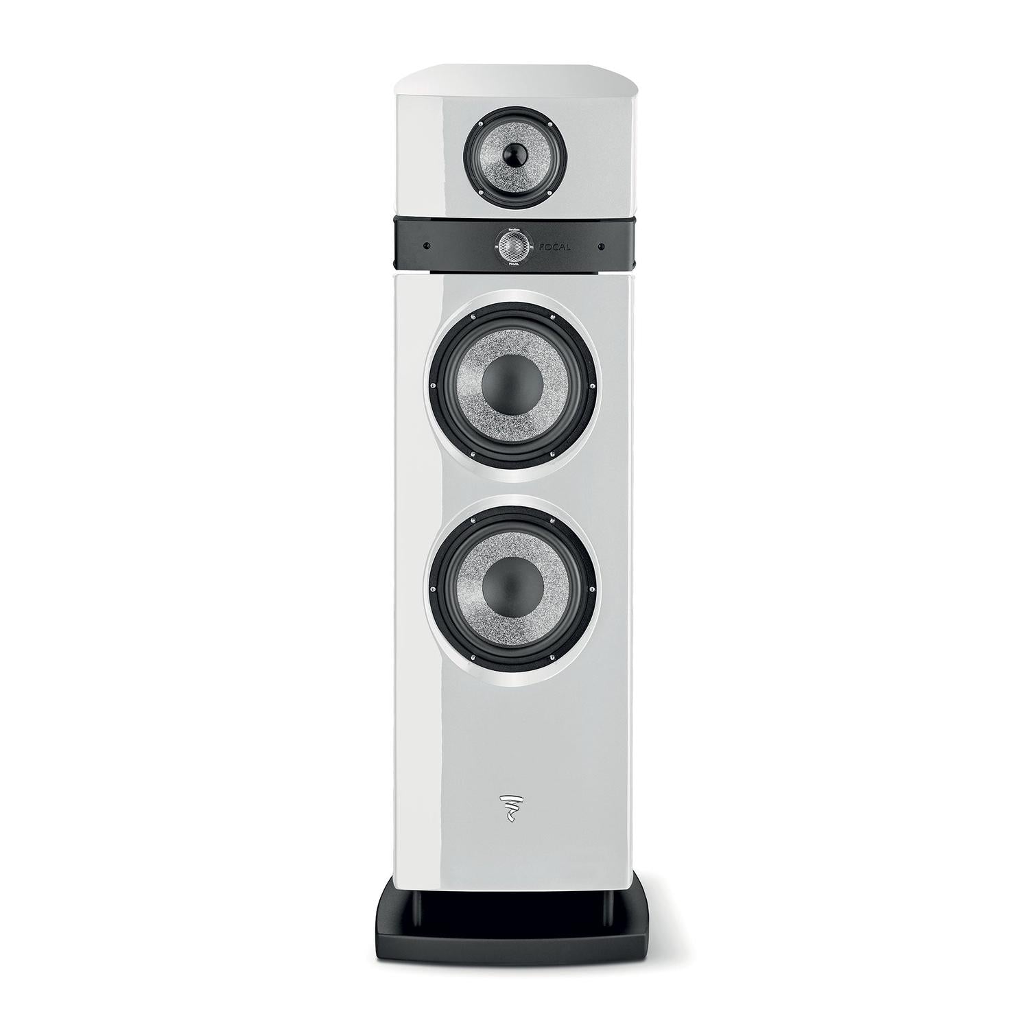Der Focal Maestro Utopia Evo ist ein hoher, weißer 3-Wege-Standlautsprecher mit vier runden Treibern, Beryllium-Hochtöner und schwarzem Sockel, von vorne betrachtet.