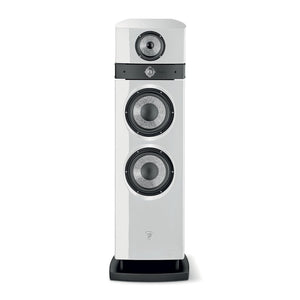 El Focal Maestro Utopia Evo es un alto, blanco 3-Wege-Standlautsprecher con cuatro controladores circulares, Beryllium-Hochtöner, y la base de negro, visto desde el frente.