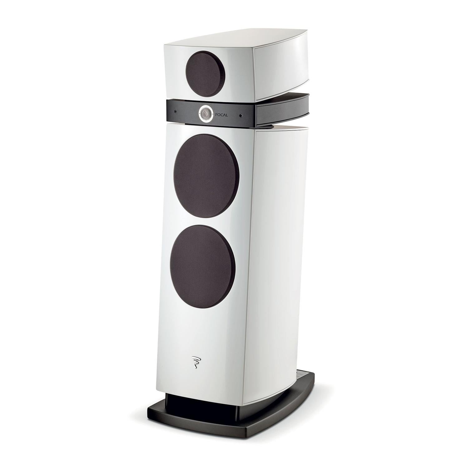 Ein eleganter, moderner weißer Focal Maestro Utopia Evo Standlautsprecher mit drei schwarzen runden Gittern auf der Vorderseite und einem schwarzen Sockel.