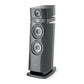 El Focal Maestro Utopia Evo es un altavoz de suelo de 3 vías moderno y delgado en negro brillante con tres transductores visibles y una base curvada.