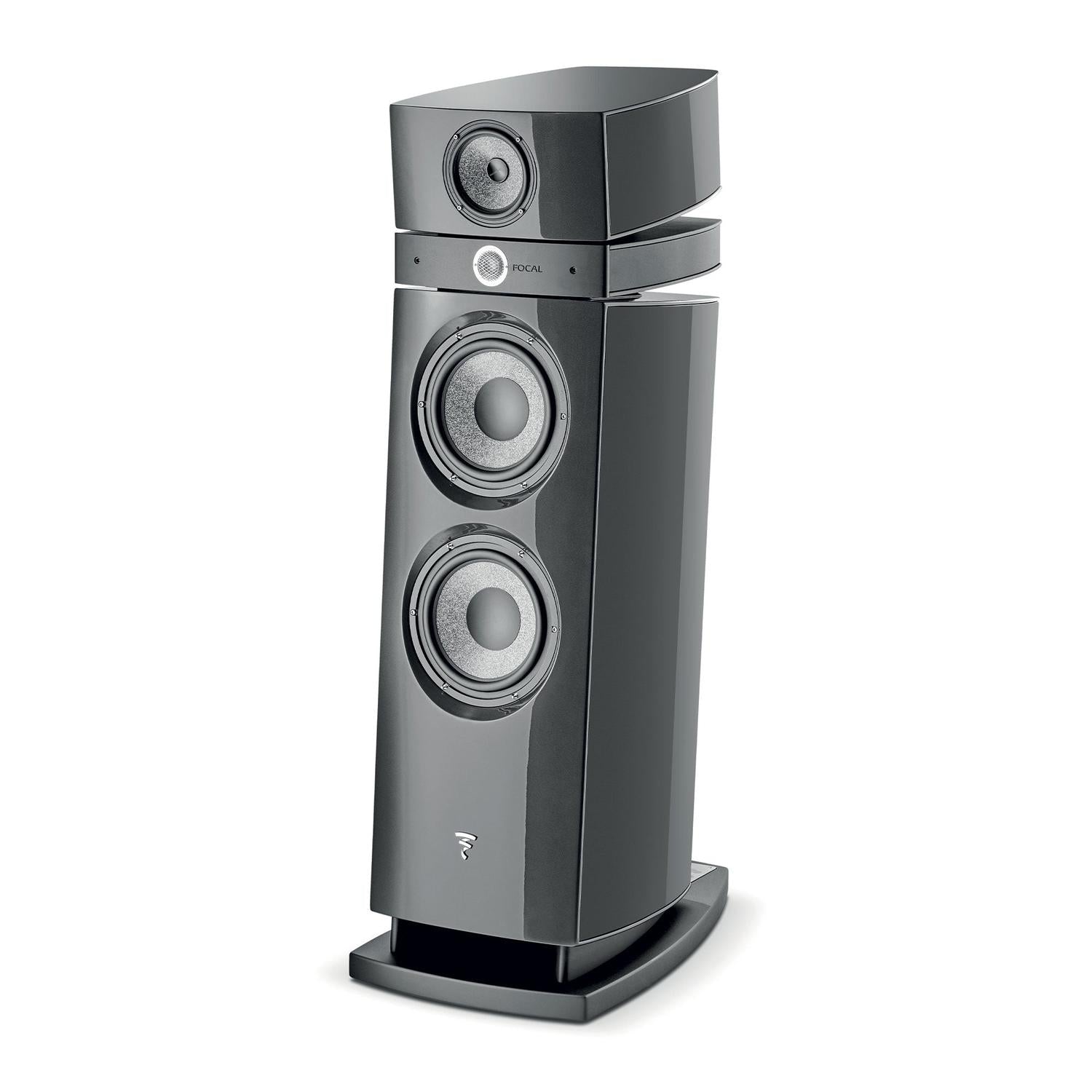 El Focal Maestro Utopia Evo es un altavoz de suelo de 3 vías moderno y delgado en negro brillante con tres transductores visibles y una base curvada.