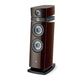 Die Focal Maestro Utopia Evo ist ein dunkelbrauner 3-Wege-Standlautsprecher der Spitzenklasse mit drei Treibern und silbernen Akzenten, der auf weißem Hintergrund abgebildet ist.