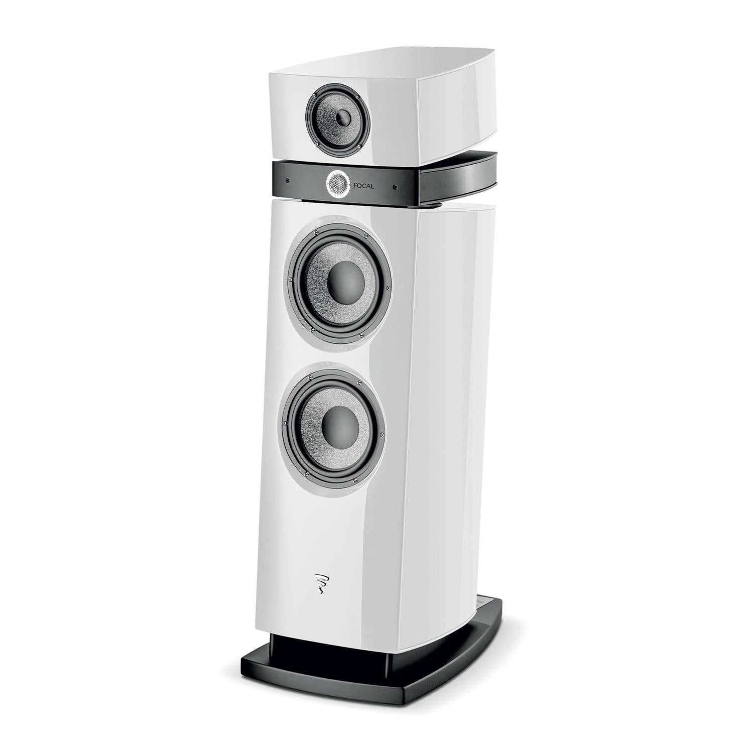 Ein moderner weißer Focal Maestro Utopia Evo 3-Wege-Standlautsprecher mit drei sichtbaren Treibern, einschließlich eines Beryllium-Hochtöners und schwarzer Basis, auf einem schlichten weißen Hintergrund.