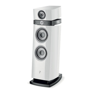 Un moderno altavoz de suelo blanco Focal Maestro Utopia Evo de 3 vías con tres transductores visibles, incluido un tweeter de berilio y una base negra, sobre un fondo blanco liso.