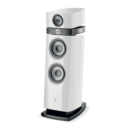 Ein moderner weißer Focal Maestro Utopia Evo 3-Wege-Standlautsprecher mit drei sichtbaren Treibern, einschließlich eines Beryllium-Hochtöners und schwarzer Basis, auf einem schlichten weißen Hintergrund.