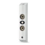 Der Focal OnWall 301 ist ein eleganter weißer Lautsprecher mit zwei runden Treibern und einem zentralen Hochtöner, der sich ideal für moderne Heimkino-Setups eignet.