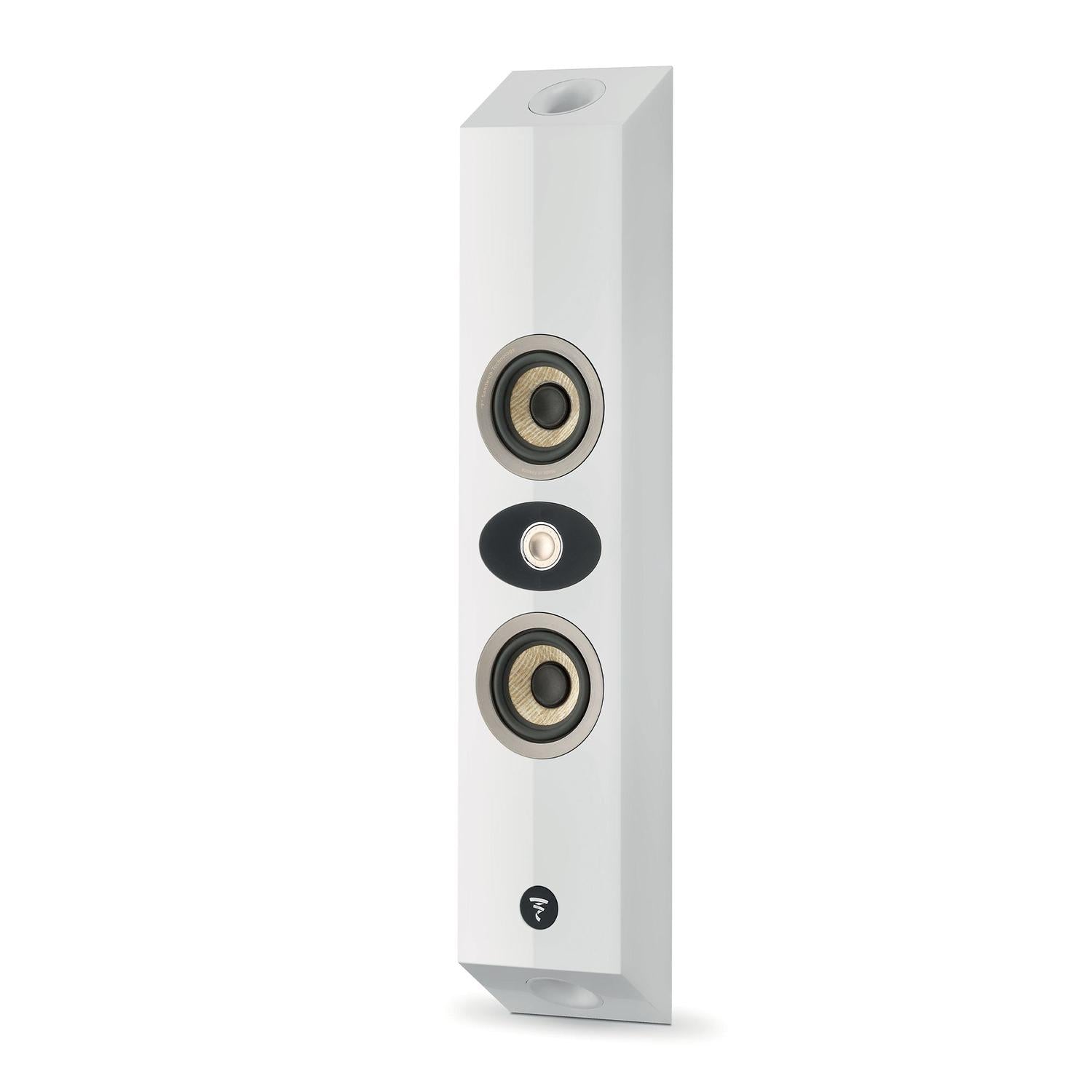 El Focal OnWall 301 es un elegante altavoz blanco con dos transductores circulares y un tweeter central, ideal para modernas configuraciones de cine en casa.