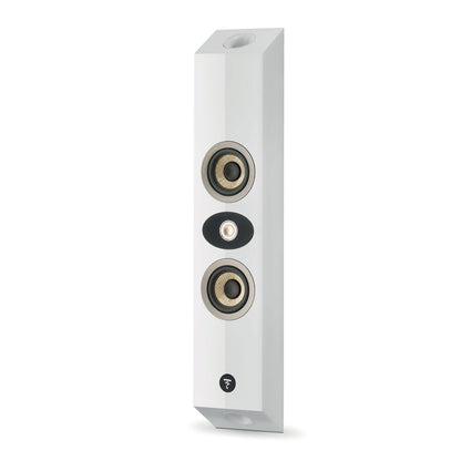 Der Focal OnWall 301 ist ein eleganter weißer Lautsprecher mit zwei runden Treibern und einem zentralen Hochtöner, der sich ideal für moderne Heimkino-Setups eignet.