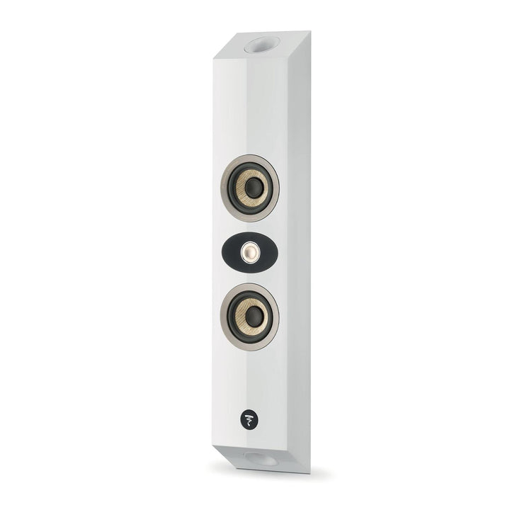 Der Focal OnWall 301 ist ein eleganter weißer Lautsprecher mit zwei runden Treibern und einem zentralen Hochtöner, der sich ideal für moderne Heimkino-Setups eignet.