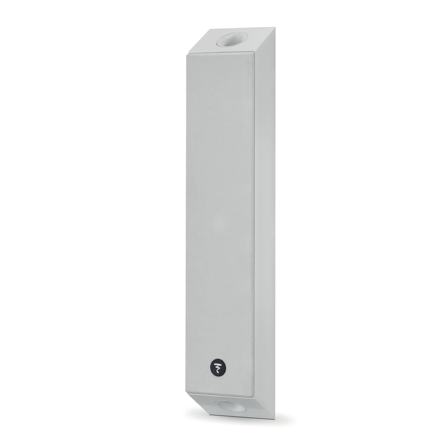 El Focal OnWall 301 es un altavoz rectangular blanco con rejilla frontal gris, logotipo y aberturas circulares, perfecto para configuraciones Heimkino.