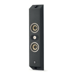 El Focal OnWall 301 es un delgado altavoz negro con tres transductores circulares y un discreto logotipo, ideal para elegantes sistemas de cine en casa montados en la pared.