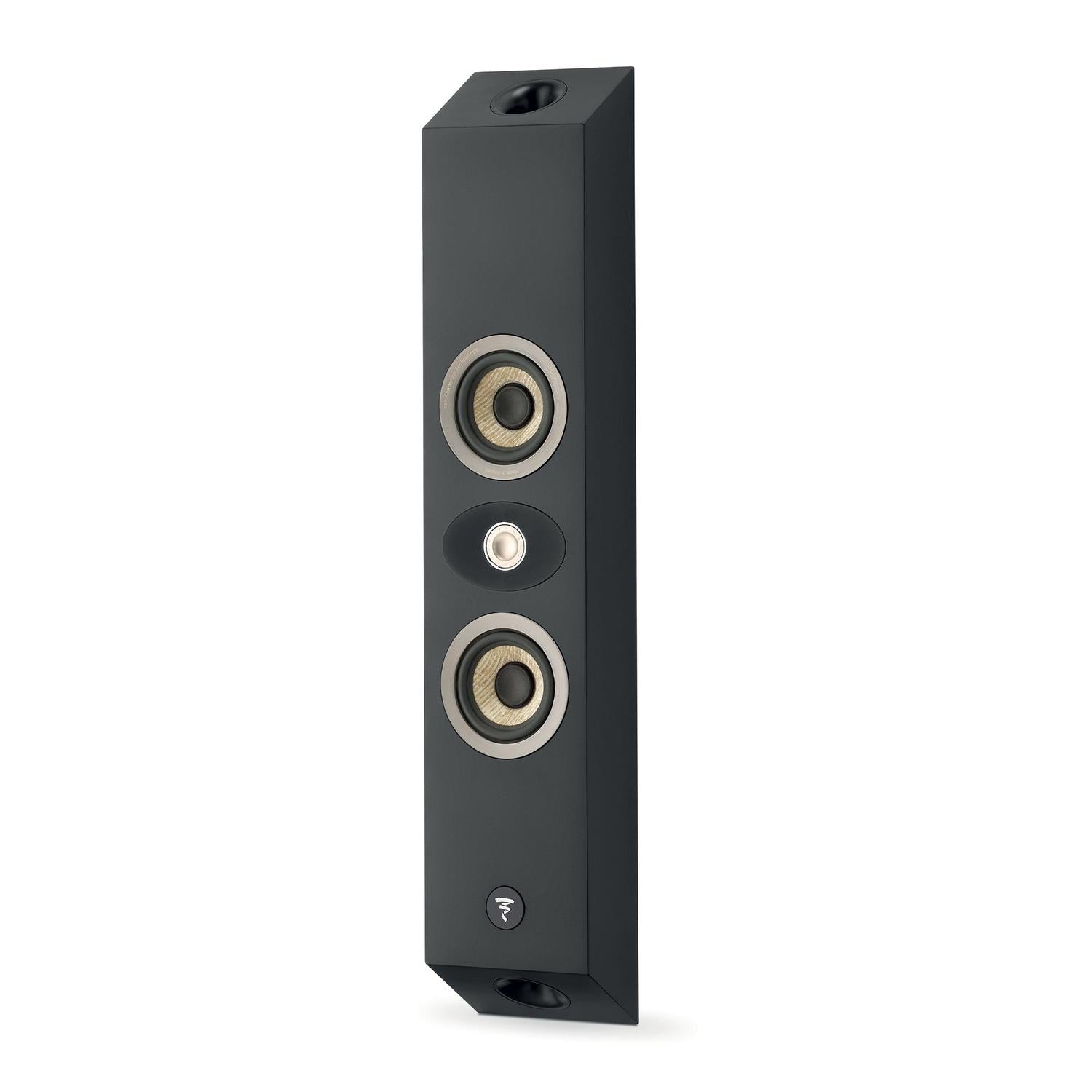 Der Focal OnWall 301 ist ein schlanker schwarzer Lautsprecher mit drei kreisförmigen Treibern und einem dezenten Logo, ideal für stilvolle Heimkinos an der Wand.