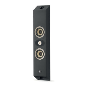El Focal OnWall 301 es un delgado altavoz negro con tres transductores circulares y un discreto logotipo, ideal para elegantes sistemas de cine en casa montados en la pared.