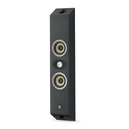 El Focal OnWall 301 es un delgado altavoz negro con tres transductores circulares y un discreto logotipo, ideal para elegantes sistemas de cine en casa montados en la pared.