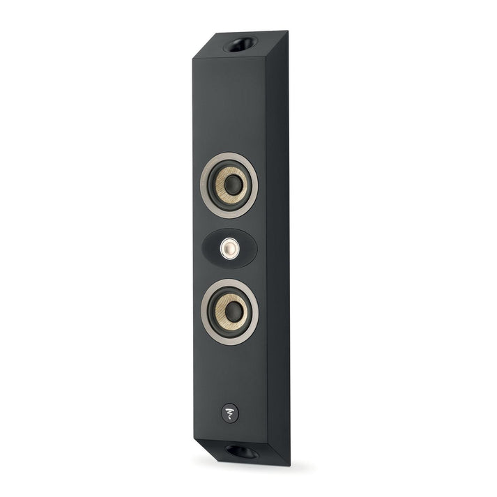 El Focal OnWall 301 es un delgado altavoz negro con tres transductores circulares y un discreto logotipo, ideal para elegantes sistemas de cine en casa montados en la pared.